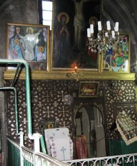 Kolem cel mnichů projdete dále