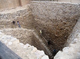 Raritou je i tato hluboká a mohutná studna