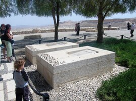 Kus dále je hrob prvního premiéra Izraele Davida Guderiona a jeho ženy Pavly