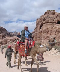 a také nám nabízejí jízdu na velbloudech