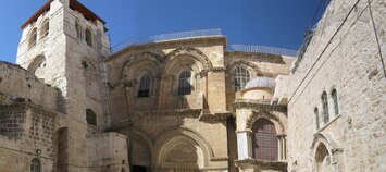 dolů na chrámové nádvoří