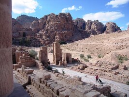 Pohled shora na římskou bránu