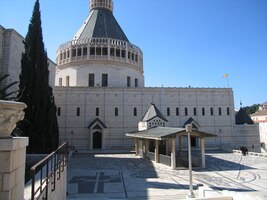 Vnitřní nádvoří připomíná rajskou zahradu -