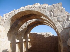 Jsou tu zbytky chrámů