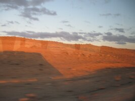 se stínem našeho autobusu v červeném písku