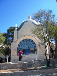 Toto je kaple Dominus flevit (Pán zaplakal)