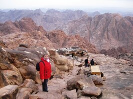 V těch mracích trochu "pumprdentlich", že ano, paní!?