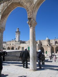 a v pozadí "truc-minaret" v opozici chrámu Božího hrobu