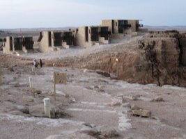 Nad srázem stojí domy moderního města Micpe Ramón