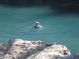 Někdo plaval s ladnou graciézí,