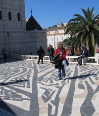 Dlažba je tu vskutku orientální