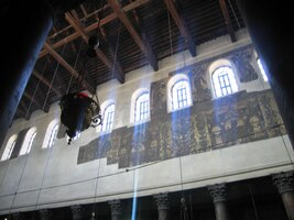 s prostým, ale působivým interiérem