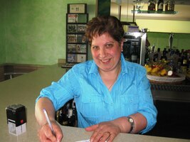 Naštěstí mne tam vítá stará známá usměvavá barmanka