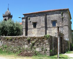 V jeho středu stojí kostel