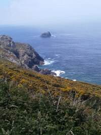 Po vysokých mořských útesech