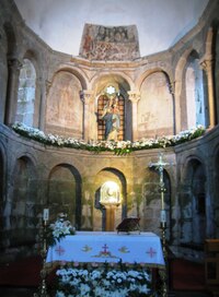 a důmyslně osvětleným oltářem