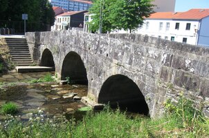 a středověkému mostu přes ní