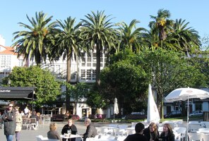 V parku nad náměstím Praza de Amboaxe