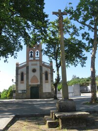 Obdivujeme kostelík s poutním křížem,