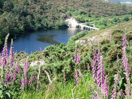 Hluboko pod ním je horská přehrada