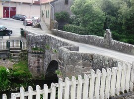 Překračujeme poutní most přes říčku As Cascas