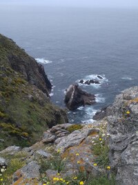 se tříští mořské vlny o skály