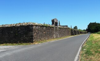 Pak se před námi objevil obrovský hřbitov