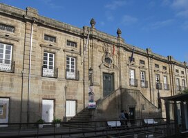 a místní radnice (právě tam probíhaly volby)