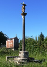 a poutní kříž před ním