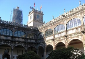 se známou "praporovou" věží v pozadí