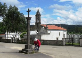 a za kostelíkem na vrcholku kopce