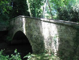 Toto je poutní most přes říčku Baxoi