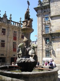 k nádherně nasvětlené Koňské kašně