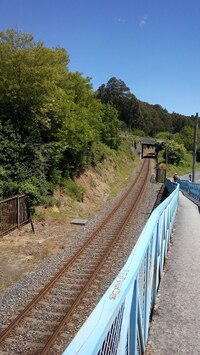 a za ním jde cesta kolem trati