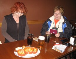 Pod vaší sochou je přece "naše" jídelna-bar!