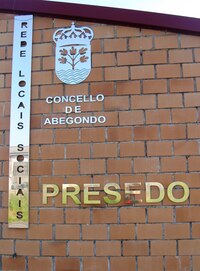 vedle místní radnice, kde se dnes volí