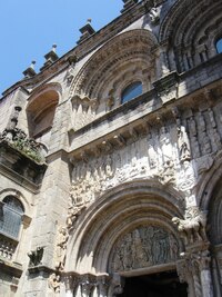 Vycházíme branou na nádvoří Platerias