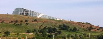 nad nímž se týčí moderní sportovní komplex