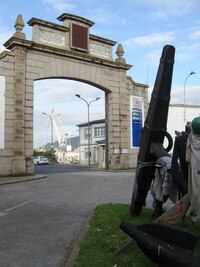 s branou za rezivějící kotvou