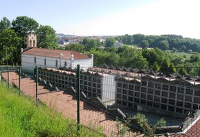 za nímž se hned zase... nu ano, stoupá