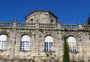 pod zadní částí paláce Raxoi