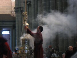 a na závěr se zapaluje kadidelnice,