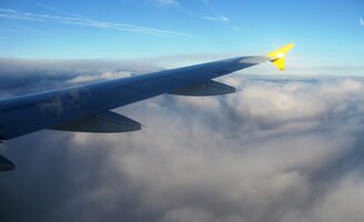 Ocelový pták letí přes kontinent