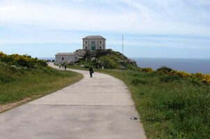 Před námi je obrys majáku,