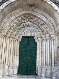 se skvostně zdobeným portálem