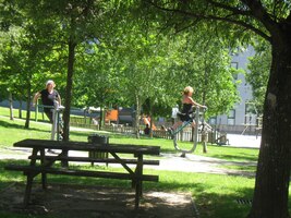 Eva to oslavila cvičením v parku,