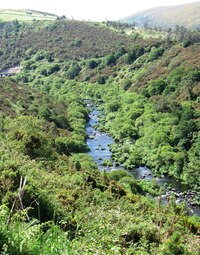 a hory ho obklopují ze všech stran