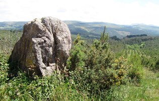 různými horninami na ní i v okolí