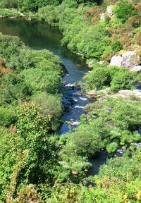 na meandrující modré řece