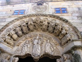 s oslňující figurální výzdobou